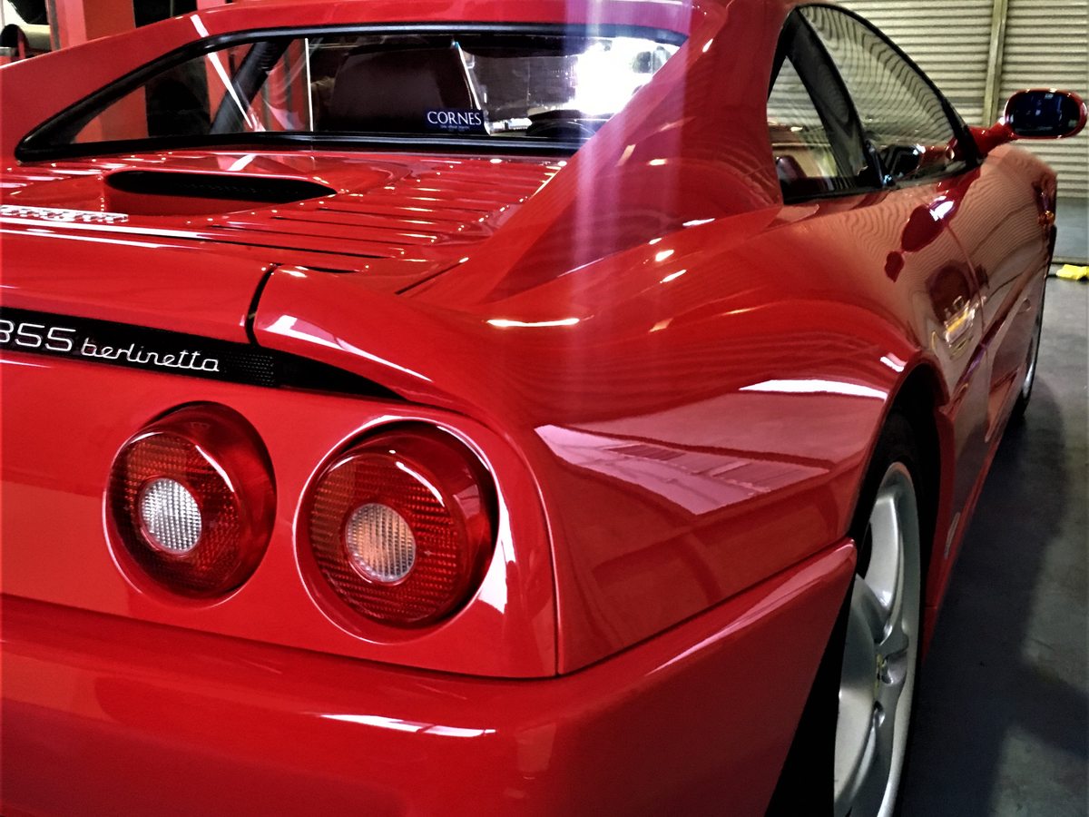 磨き上げた車のグリル・樹脂パーツのディテール