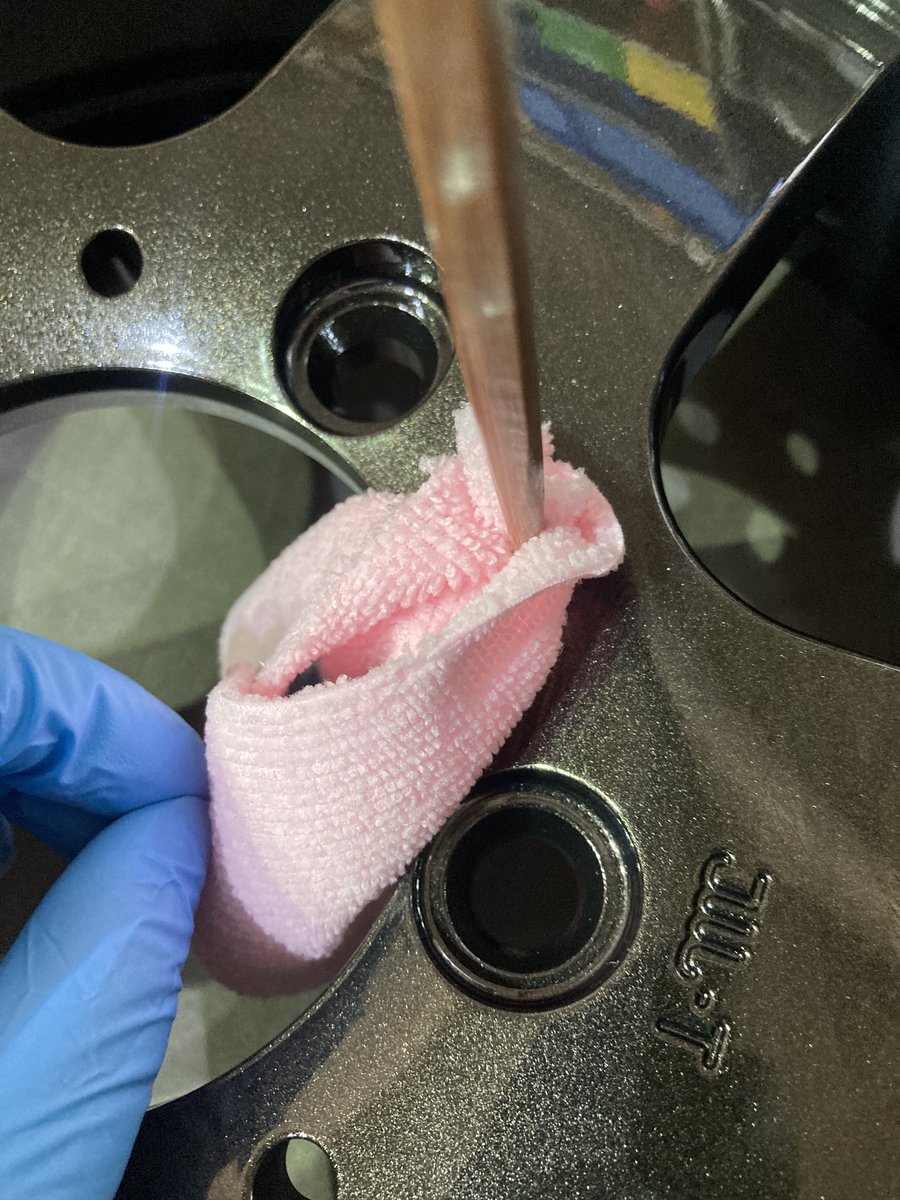 静岡県富士市のGARAGE ETERNALのホイールコーティング細部まで塗り込み